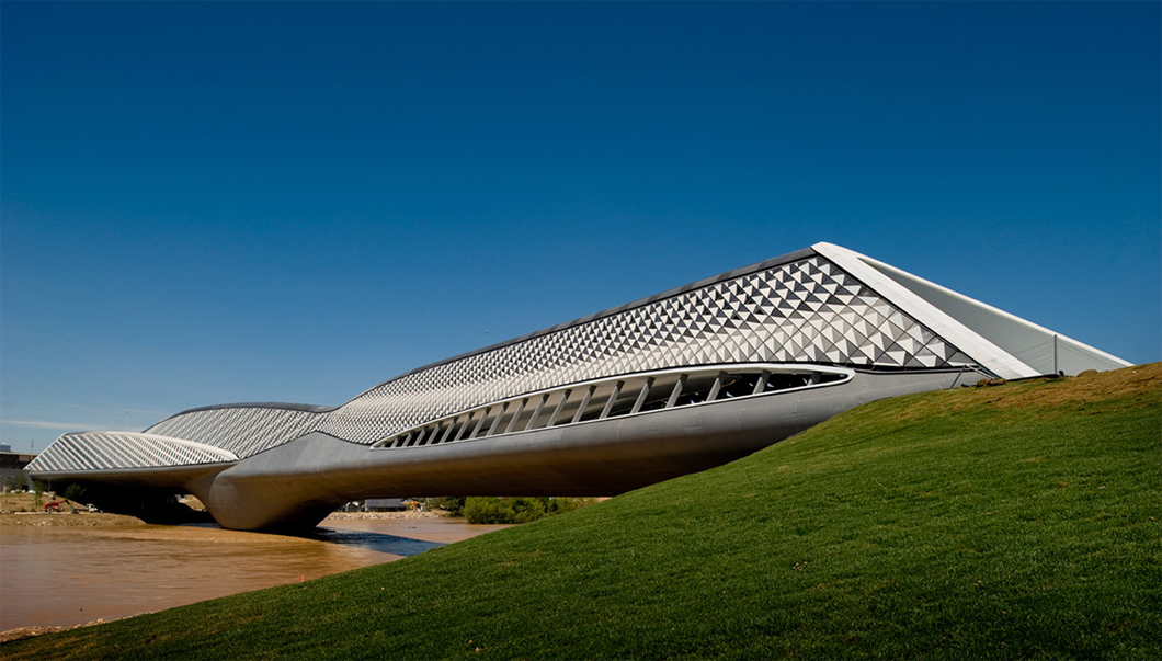Pavilhão da ponte da cidade de Zaragoza, na Espanha.