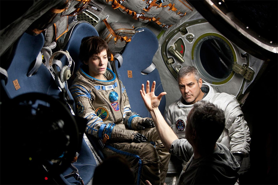 Alfonso Cuarón com Sandra Bullock e George Clooney no set