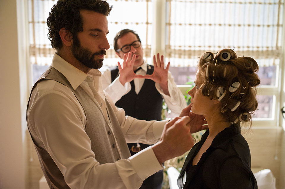 David O. Russell com Bradley Cooper e Amy Adams no set