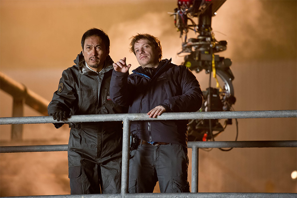 Gareth Edwards e Ken Watanabe no set