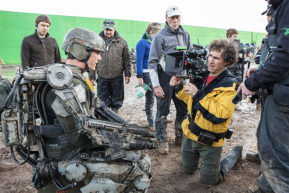 Tom Cruise e o diretor Doug Liman no set