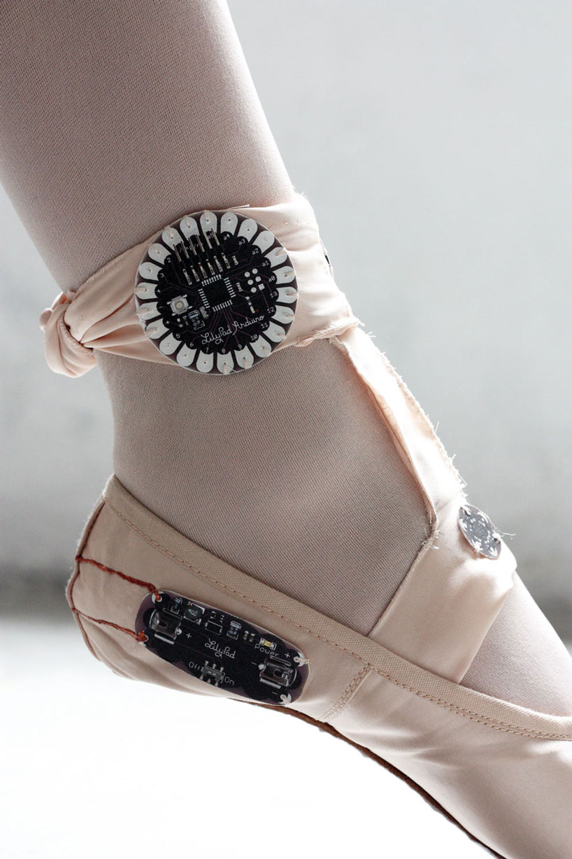 lesia-trubat-e-traces-ballet-shoes-phone-app-designboom-02