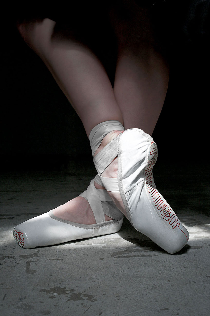 lesia-trubat-e-traces-ballet-shoes-phone-app-designboom-07