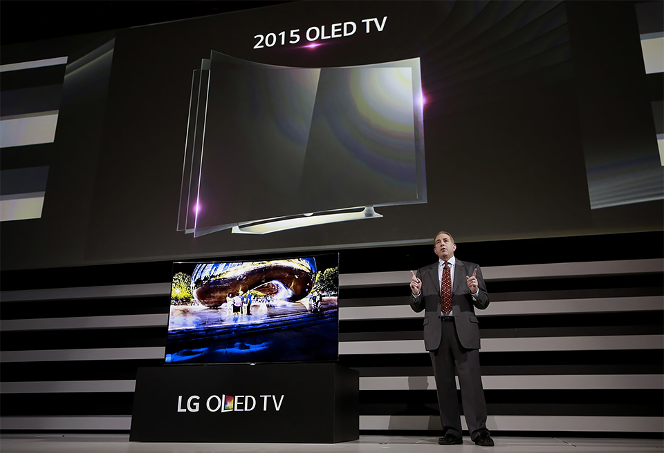 Tim Alessi, diretor de novos produtos da LG, apresentou a TV flexível