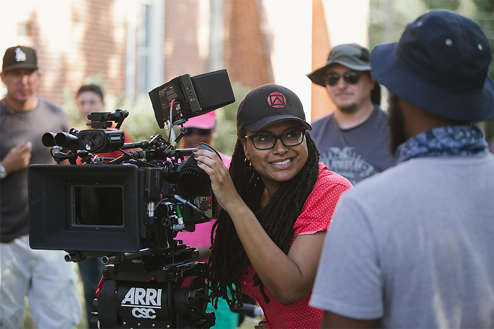 A diretora Ava DuVernay no set