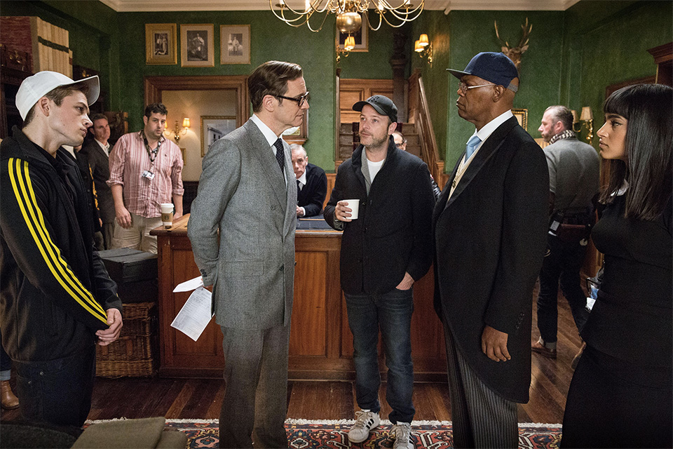 Mathew Vaughn no set, entre Colin Firth e Samuel L. Jackson