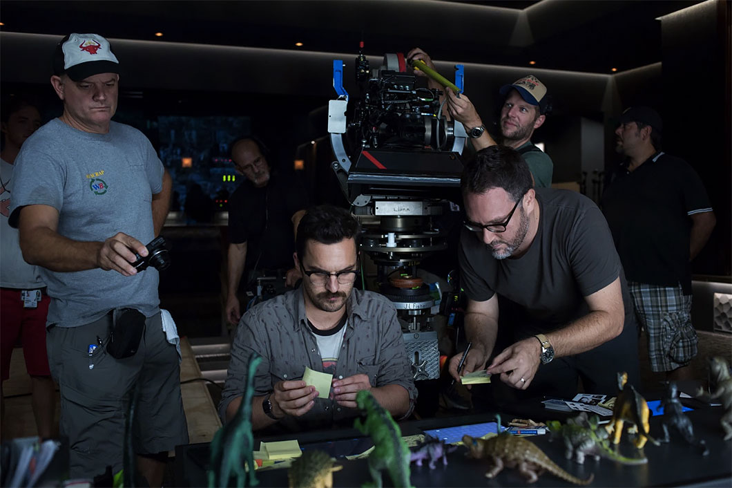 O diretor Colin Trevorrow, à direita, no set