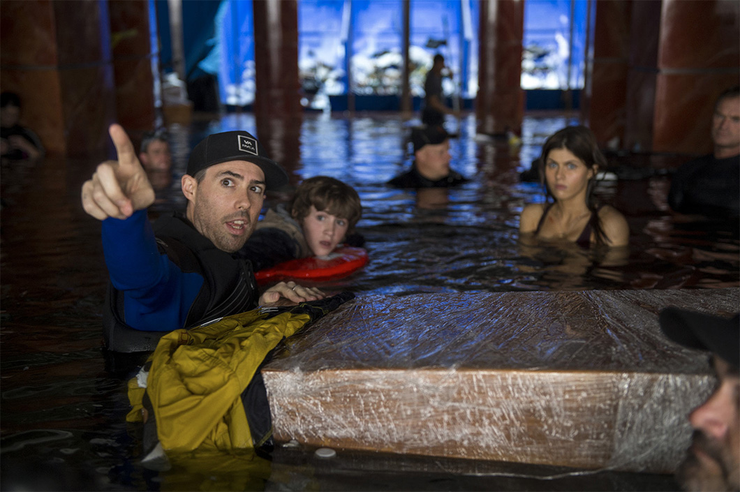 O diretor Brad Peyton, à esquerda, no set com Art Parkinson e Alexandra Daddario