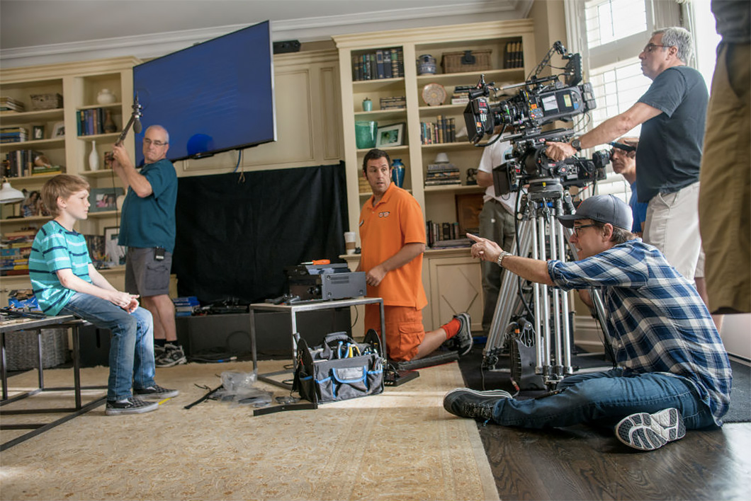 O diretor Chris Columbus, sentado à direita, no set