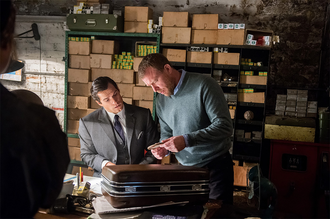 Henry Cavill e Guy Ritchie no set