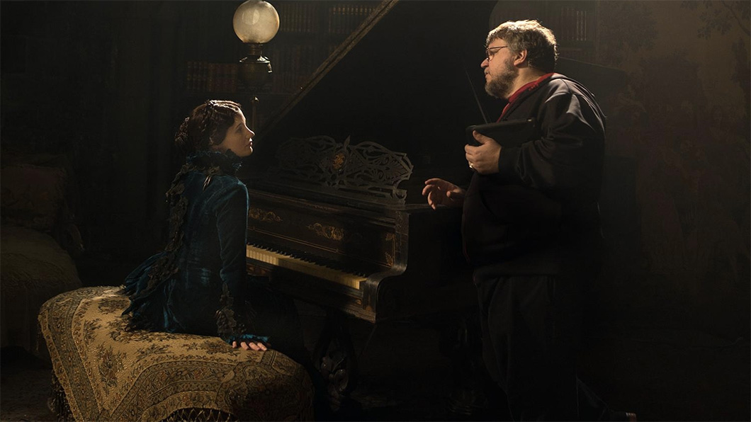 Guillermo del Toro no set com Jessica Chastain