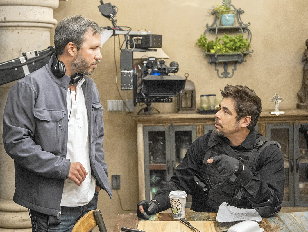 o diretor Denis Villeneuve (à esquerda) com Benicio del Toro no set