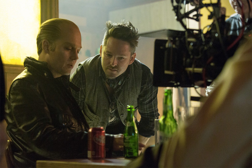 Scott Coopper dirige Johnny Depp no set