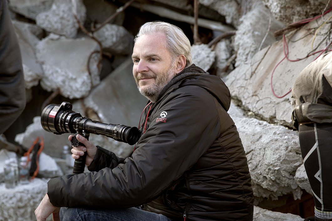 O diretor Francis Lawrence no set