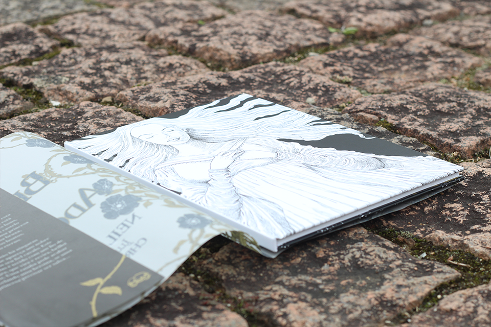 A Bela e a Adormecida tem capa dura e sobrecapa transparente (Foto: Anna Schermak)