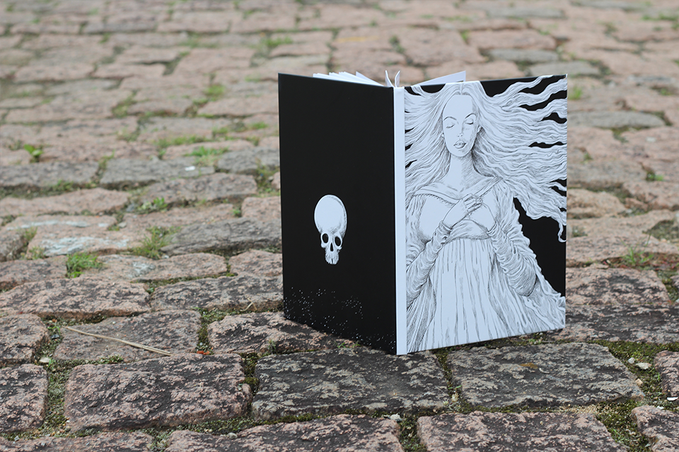 Livro A Bela e a Adormecida sem a sobrecapa (Foto: Anna Schermak)