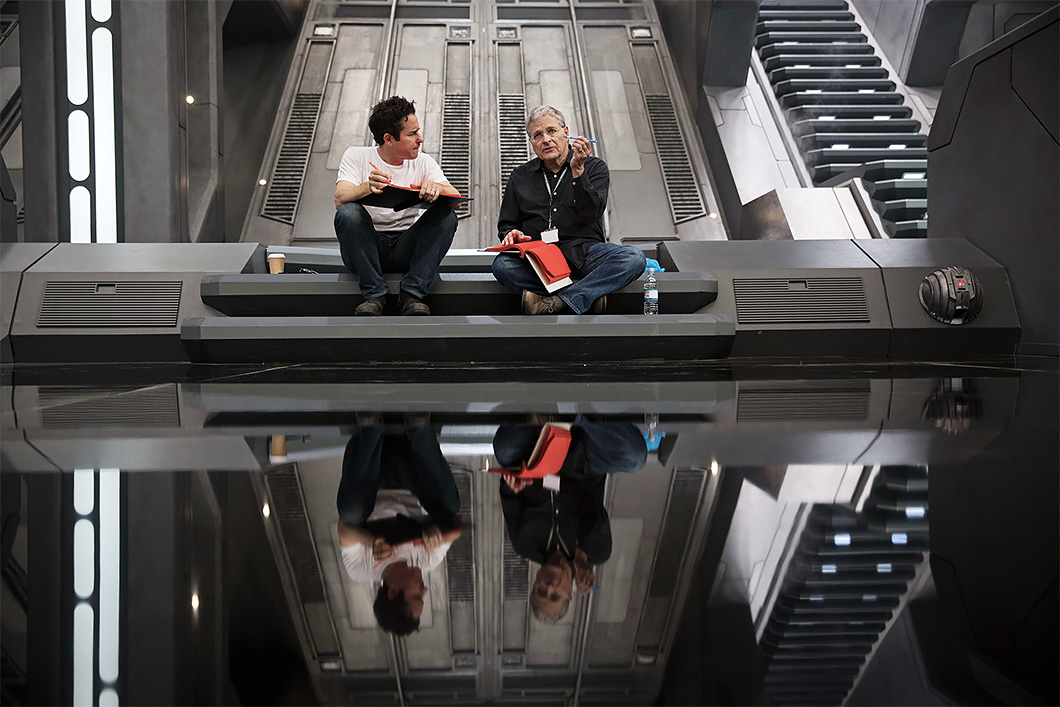 J.J. Abrams e o roteirista Lawrence Kasdan no set