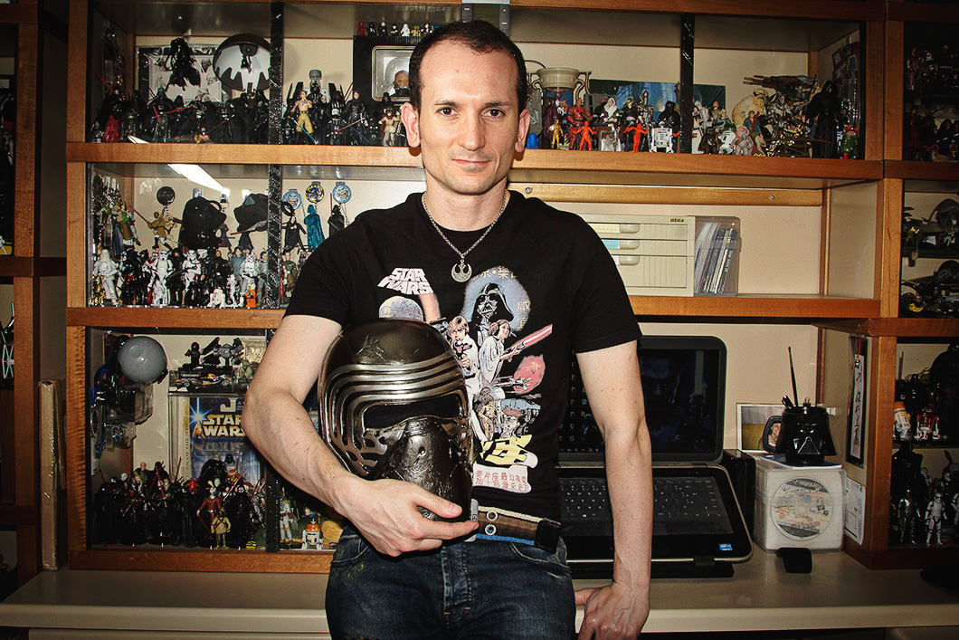 Rodrigo Moreno com uma réplica do capacete de Kylo Ren, vilão do novo filme
