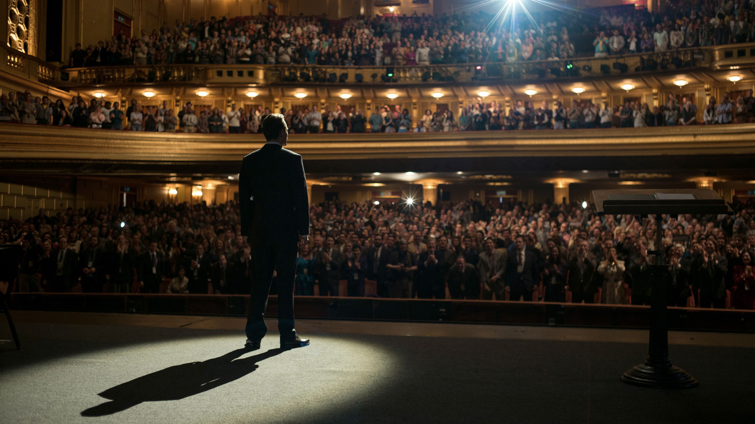 Capa - Sem mitificar seu protagonista, “Steve Jobs” explora a humanidade do fundador da Apple