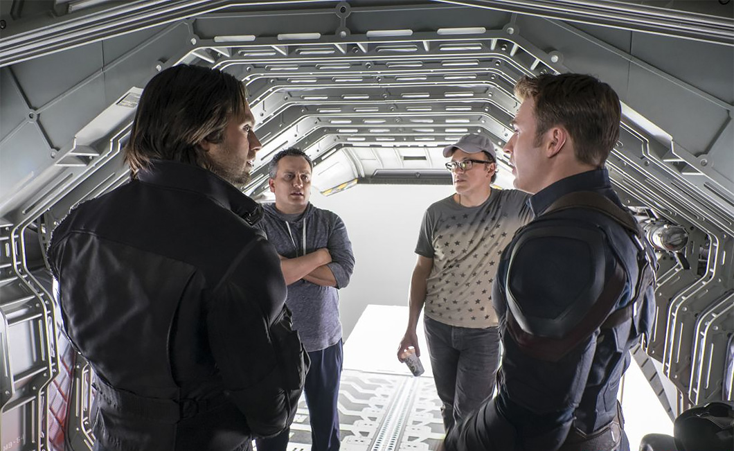 Os diretores Anthony Russo e Joe Russo (ao fundo) no set