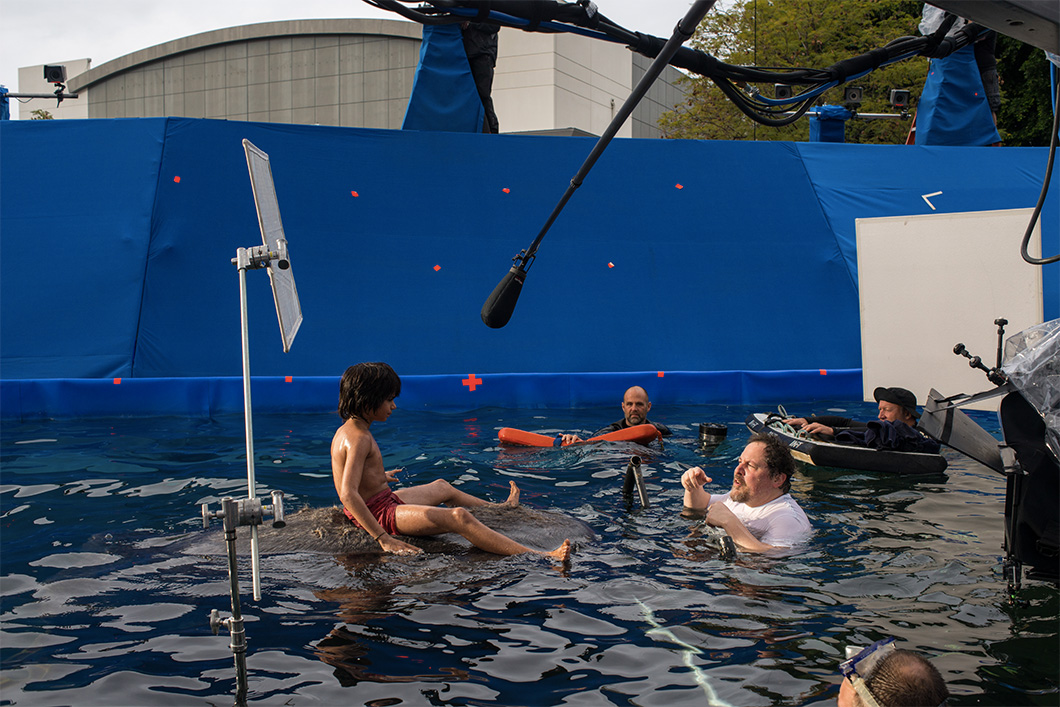 O diretor Jon Favreau no set