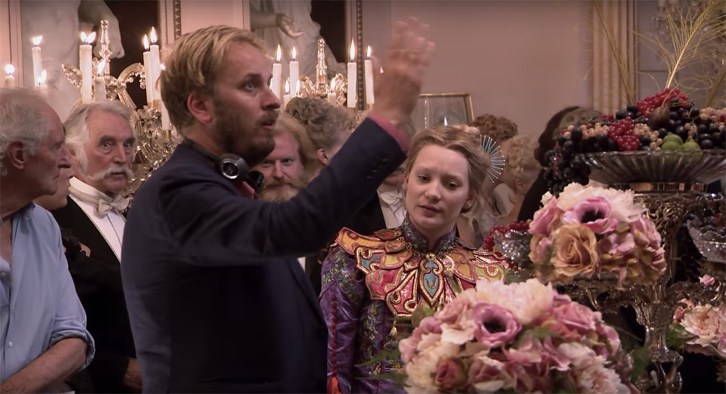 O diretor James Bobin com Mia Wasikowska no set