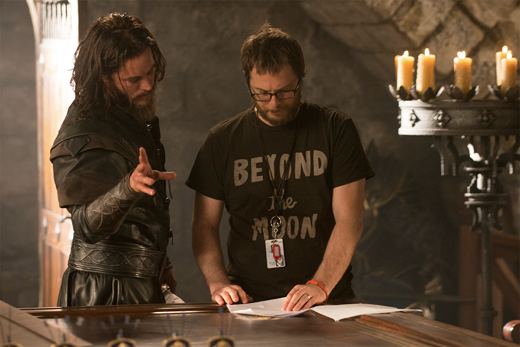 O diretor Duncan Jones, à direita, no set