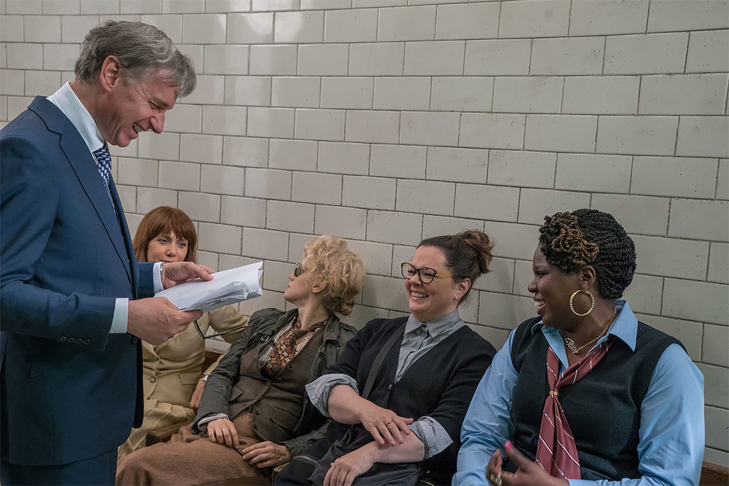 Paul Feig no set com o elenco