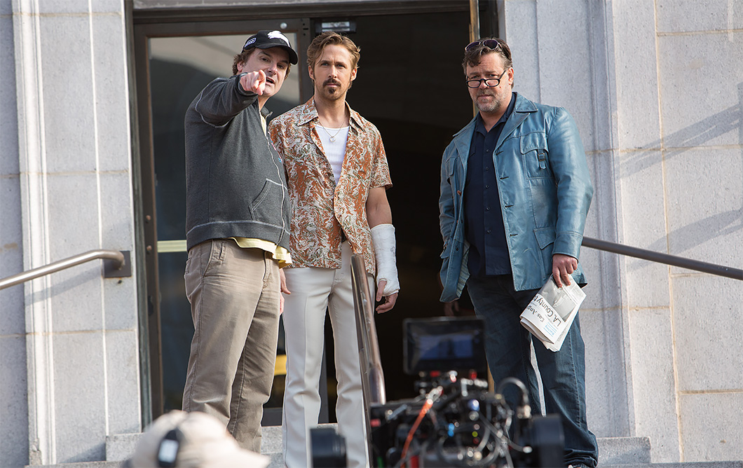 Shane Black com Ryan Goslin e Russel Crowe no set