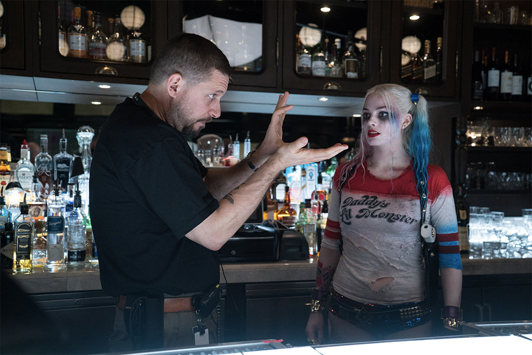 O diretor David Ayer com Margot Robbie no set