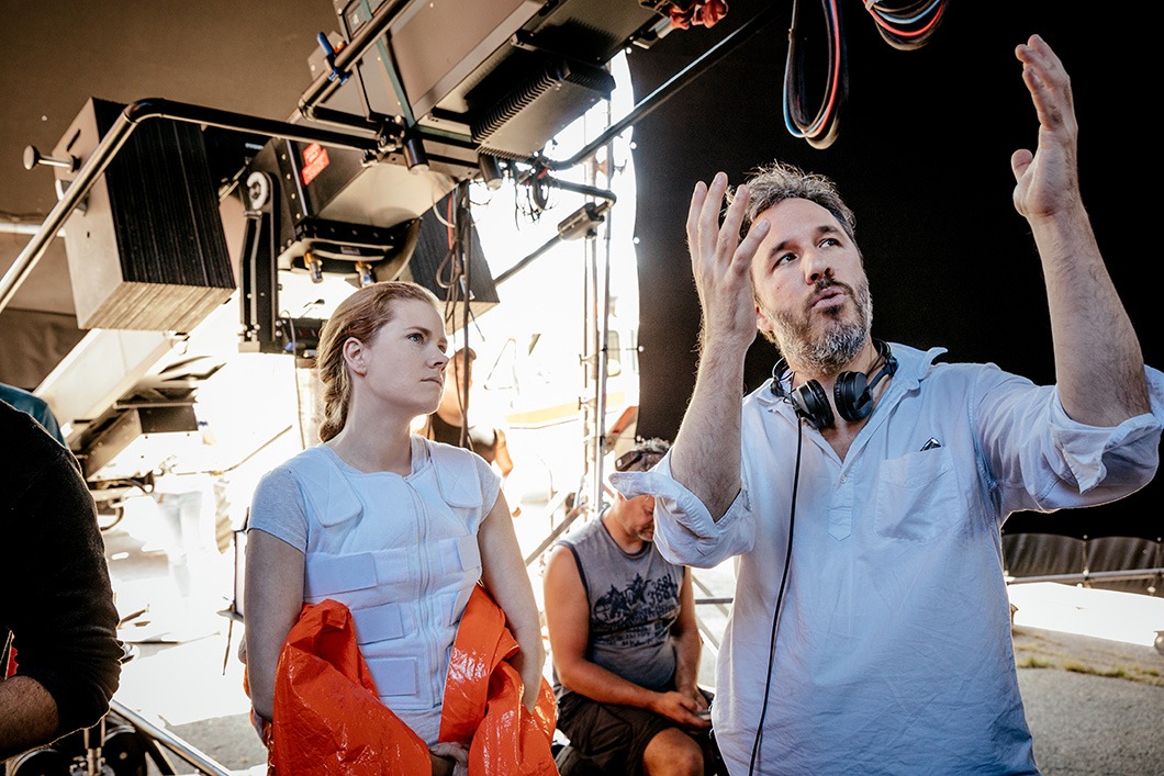 Amy Adams e o diretor Denis Villeneuve no set
