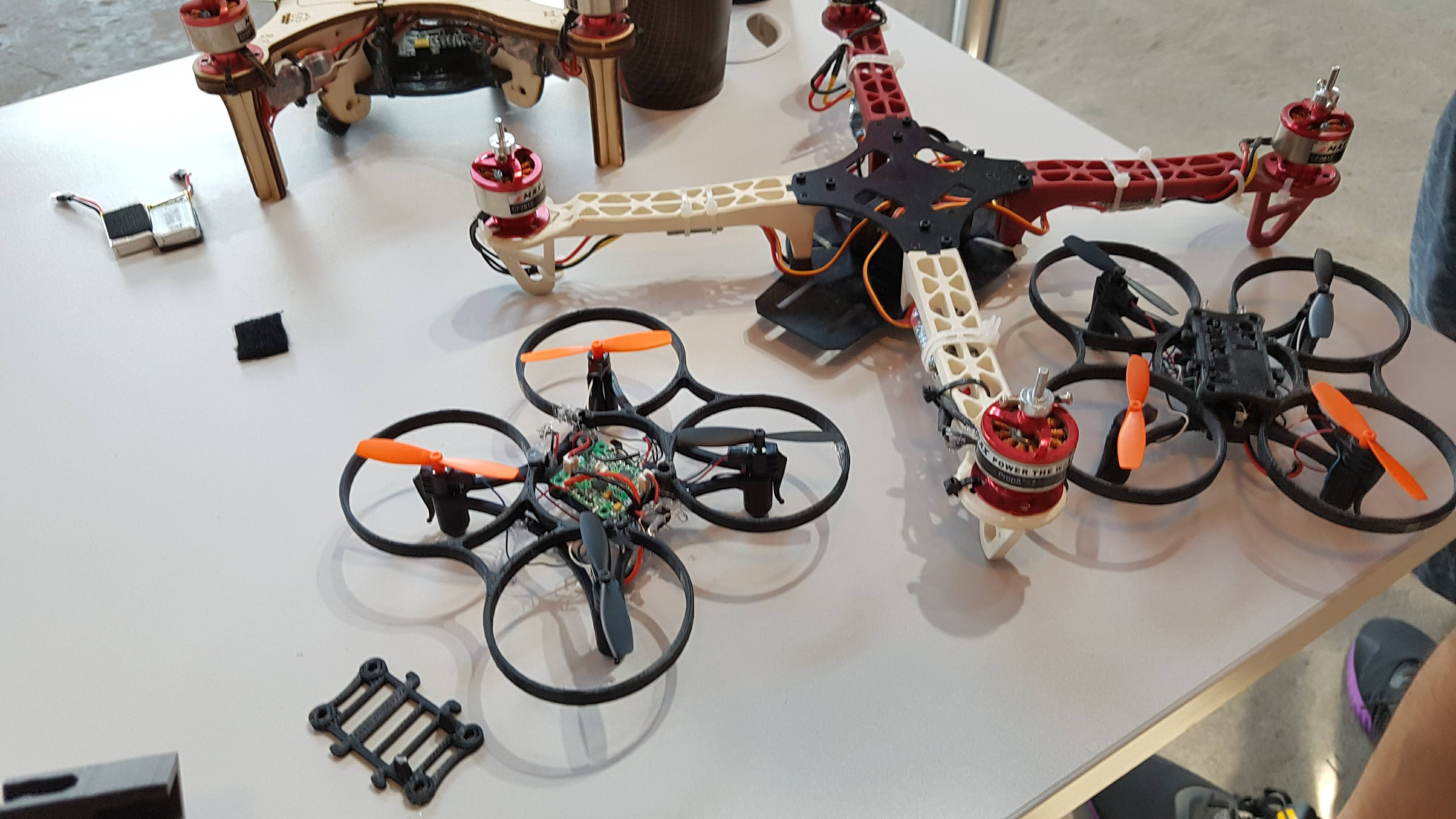 Os drones da Mirante Lab: o maior transforma o seu celular em uma espécie de manche, repetindo os movimentos que você fizer com o aparelho. O segundo é uma alternativa bem barata, criada com peças impressas e controles simplificados.