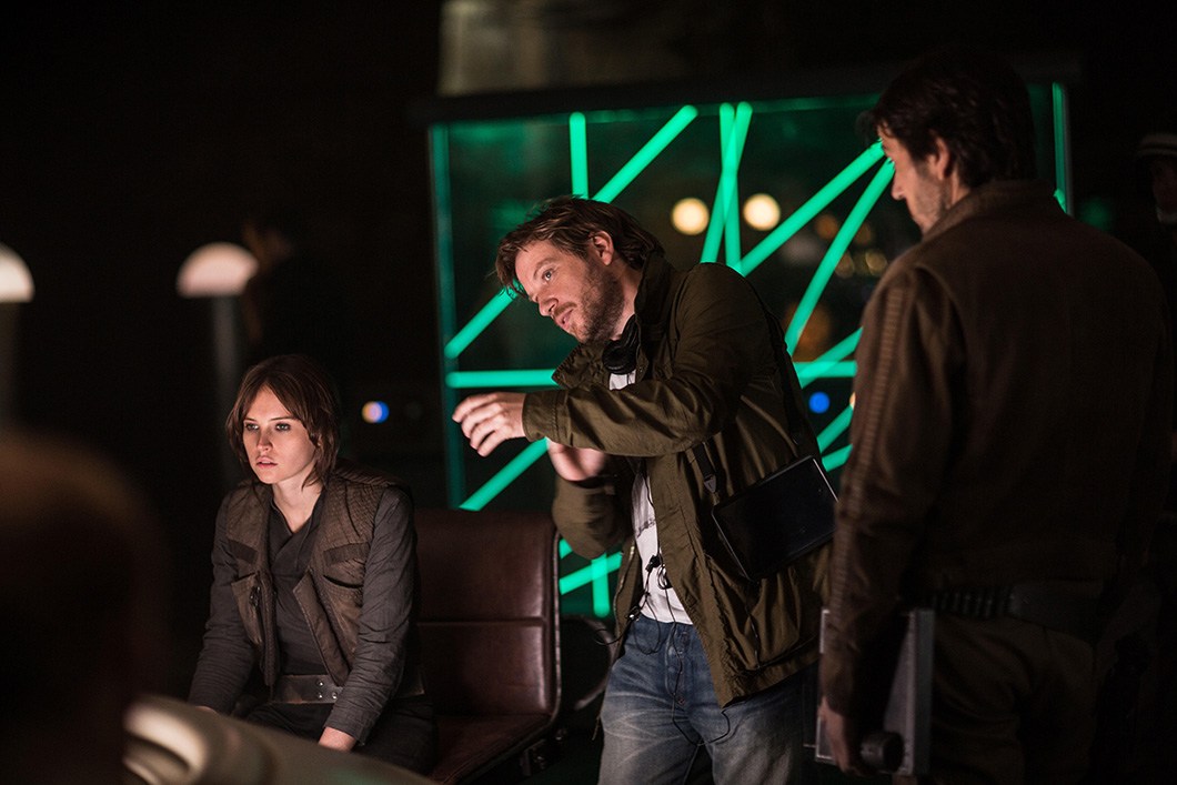 Gareth Edwards, centro, no set