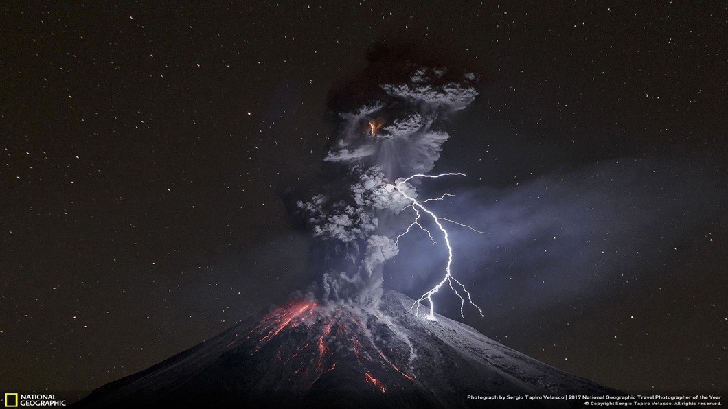 Capa - Fotógrafo captura momento que raio toca vulcão e leva prêmio da Nat Geo