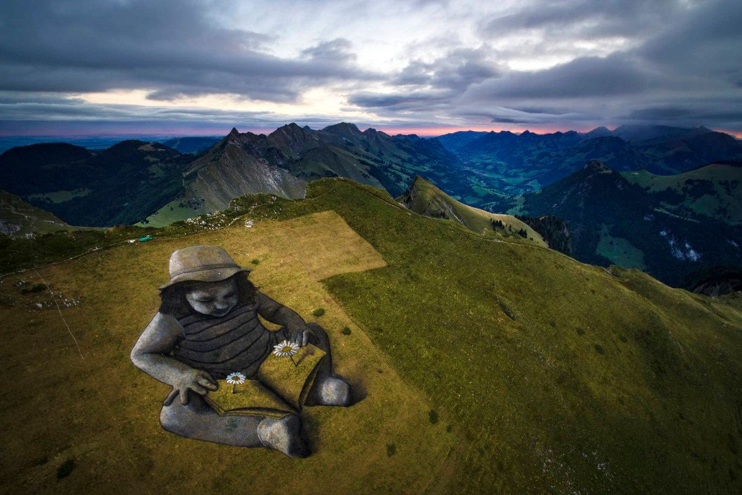 Capa - Artista francês cria obra gigante em montanha na Suíça