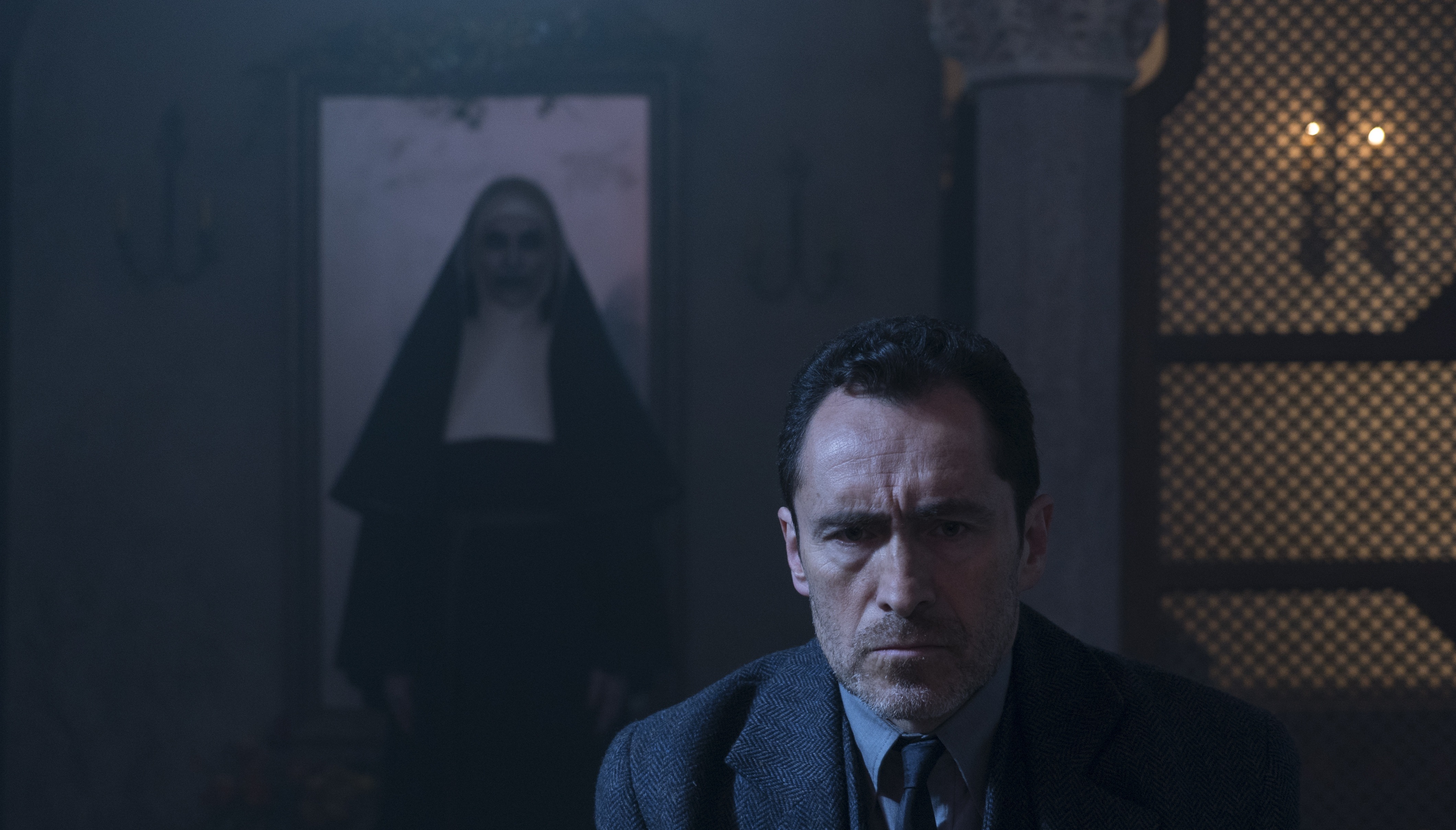 Capa - Perdido no tom do próprio horror, “A Freira” se rende ao escracho