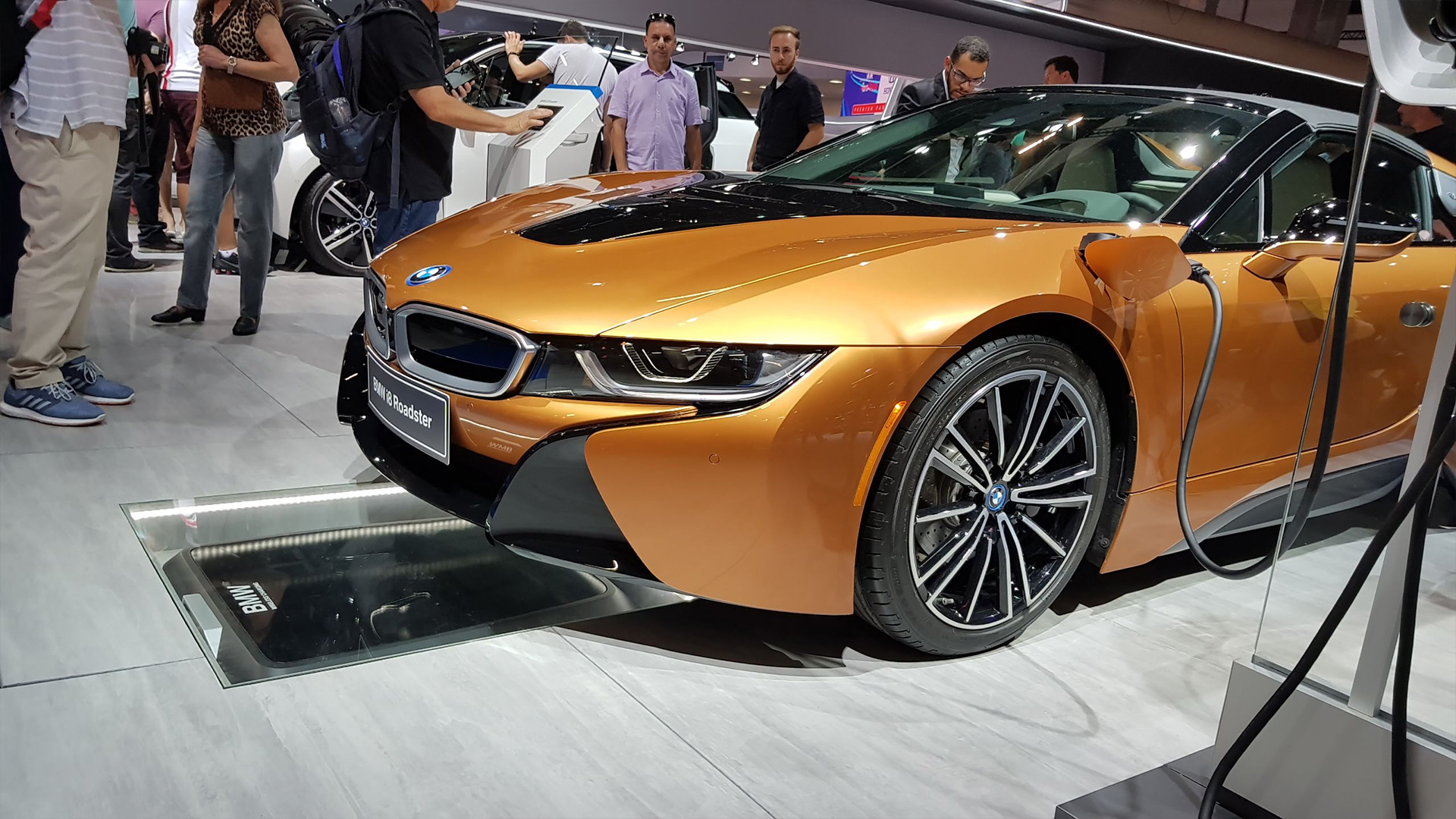 BMW i8 Roadster com opção de carregador wireless