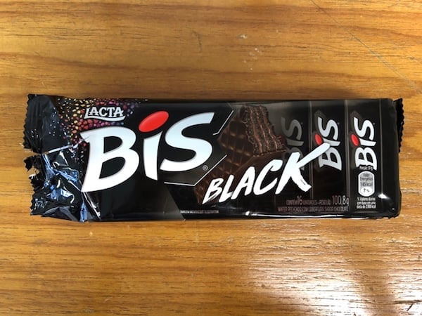 Wafer-Recheado-com-Cobertura-Sabor-Chocolate-Bis-Black-Lacta