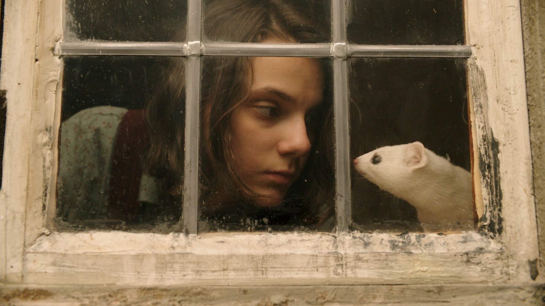 lyra-belacqua-dafne-keen-conversa-com-seu-daemon-pantalaimon-em-his-dark-materials-1572639491111_v2_1777x999
