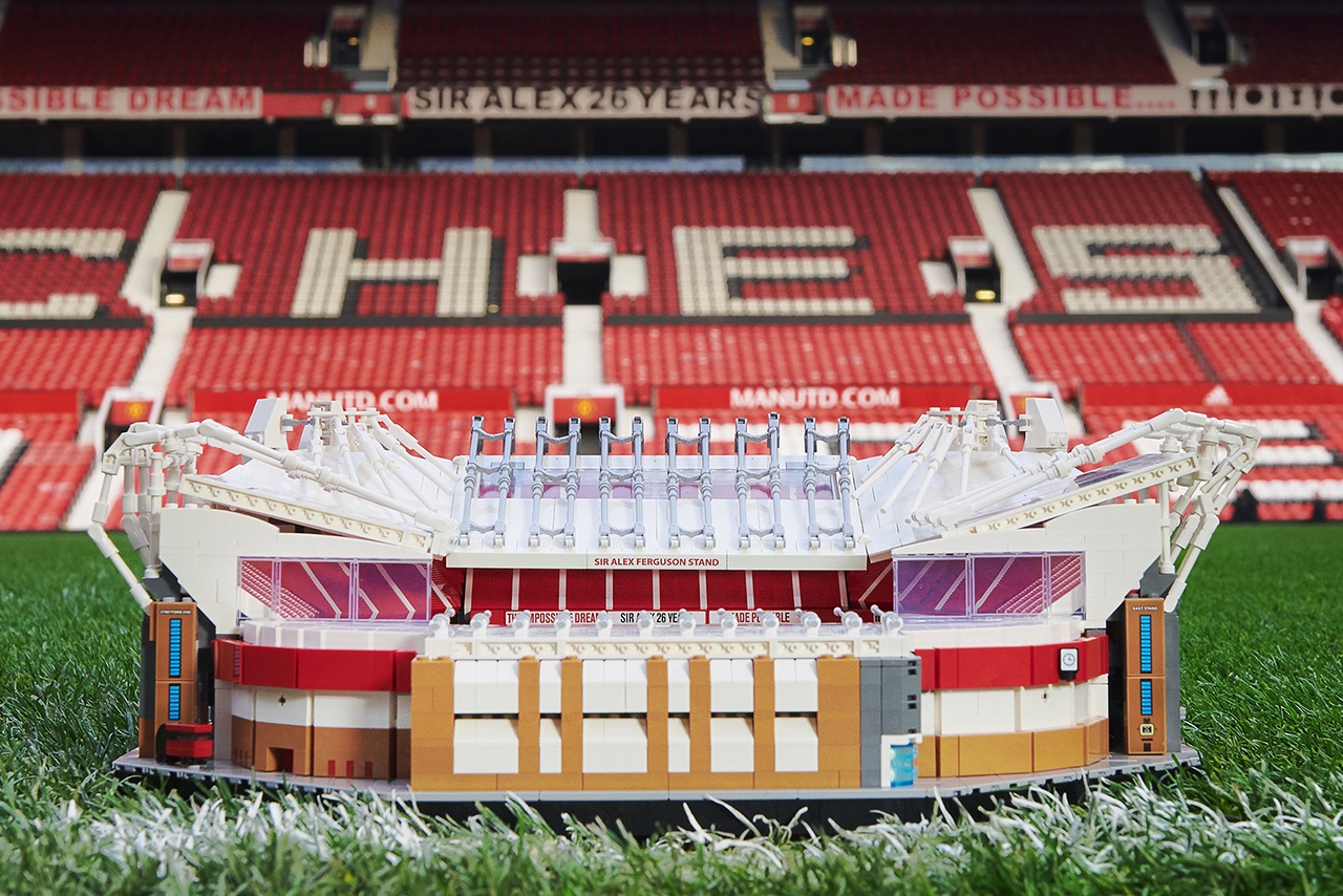 lego-creator-expert-manchester-united-old-trafford-stadium-set-1