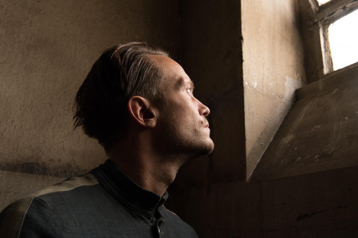 Capa - “Uma Vida Oculta” navega pelo divino e o profano no cenário da guerra