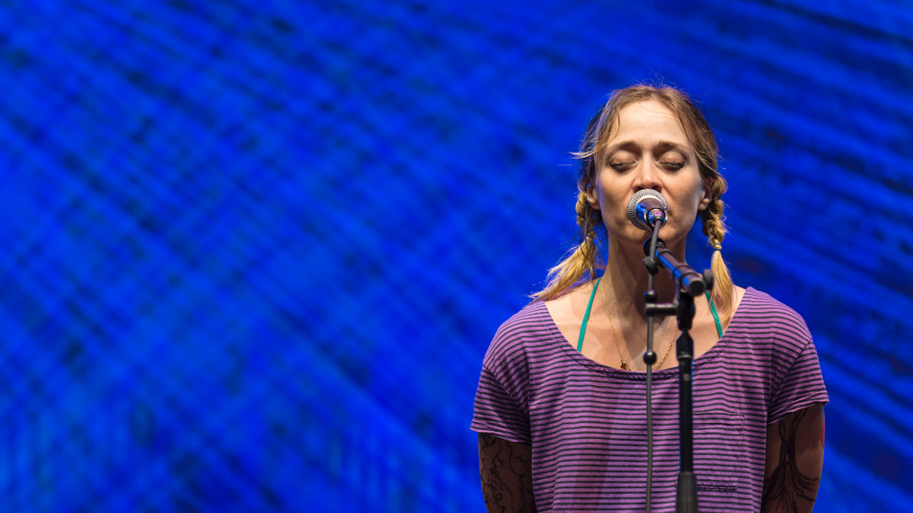Capa - Com “Fetch The Bolt Cutters”, Fiona Apple quebra padrões estéticos e sociais em trabalho brilhante