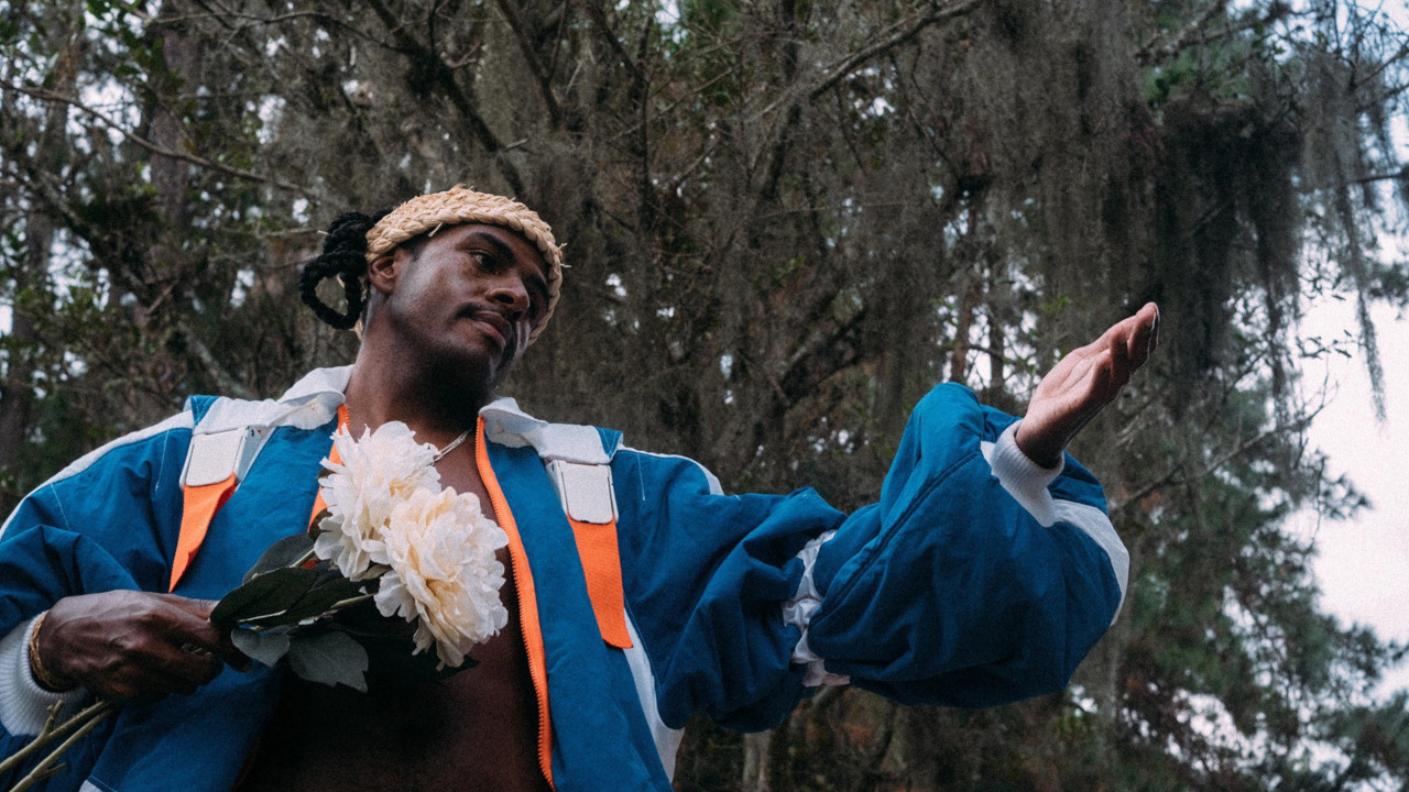 Capa - Rico Dalasam traz esperança em forma de poesia com “Dolores Dala Guardião do Alívio”