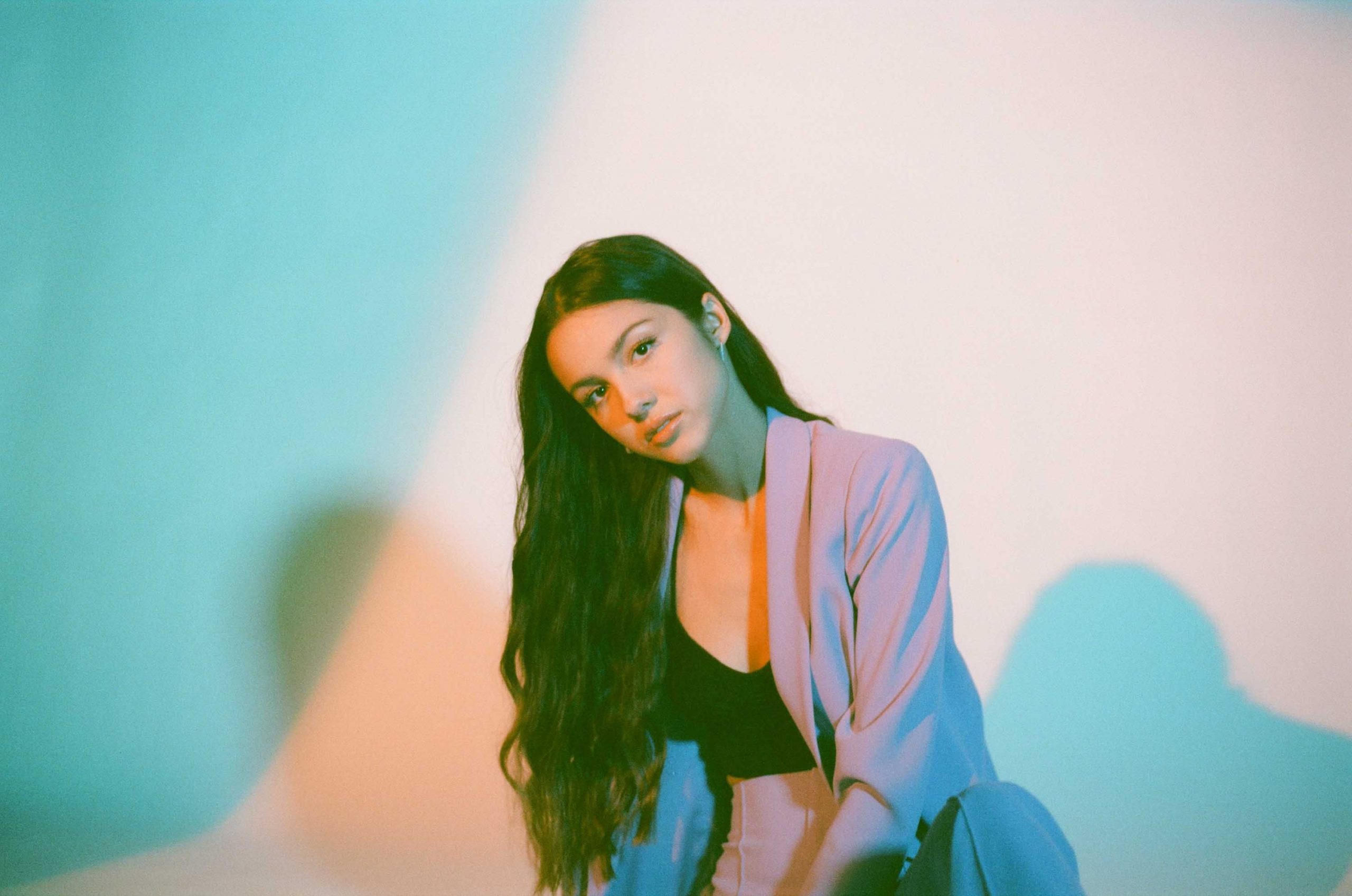 Capa - Caos adolescente e influências pop de “Sour” situam Olivia Rodrigo na era de fenômenos digitais exagerados