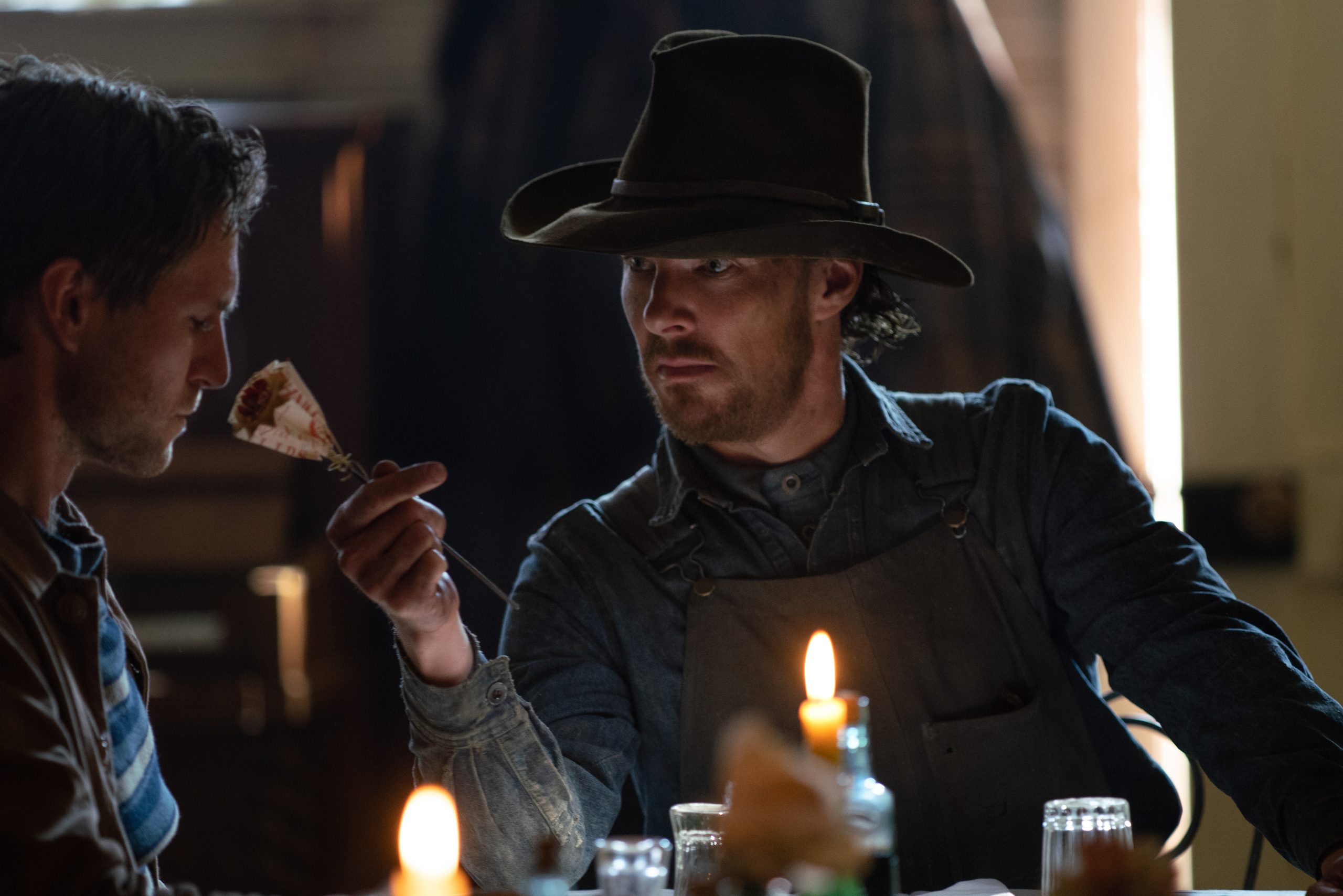 Capa - “Ataque dos Cães” visita o faroeste pelo prisma das relações de desejo