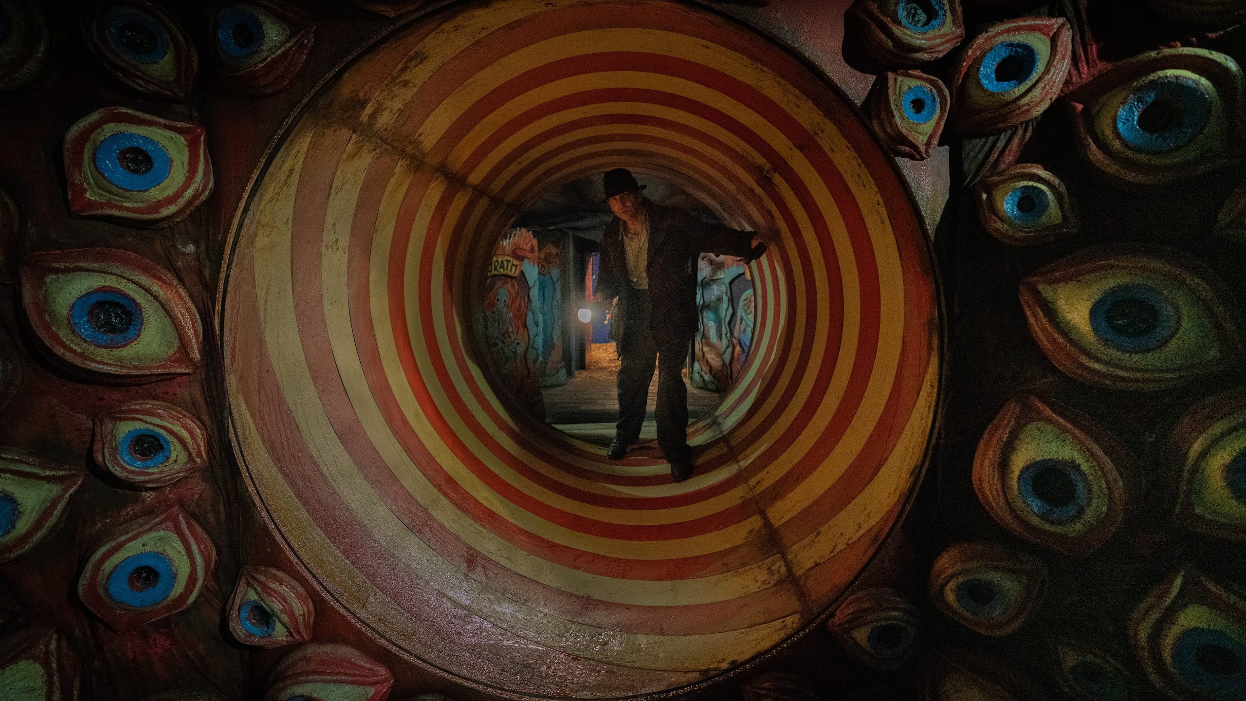 Capa - Guillermo del Toro pesa a mão no fatalismo em “O Beco do Pesadelo”
