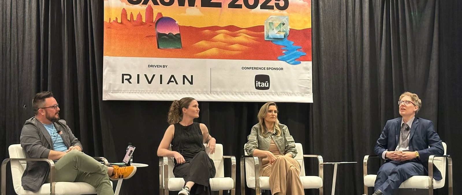  Adult, FemAle, Person, Woman, Male, Man, Clothing, Footwear, Shoe, Accessories, Glasses, Coat, Crowd, Conversation, Interview, Audience