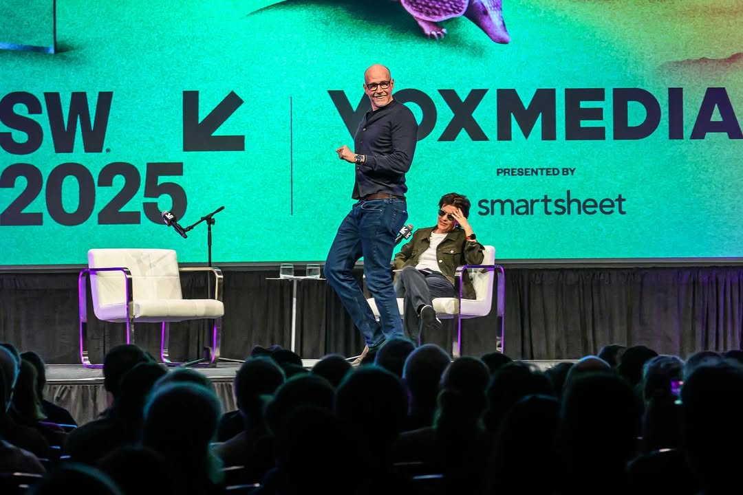  Performer, Person, Solo Performance, Adult, Male, Man, FemAle, Woman, Crowd, Clothing, jeans, Pants, Audience, Chair, Furniture, face, Head