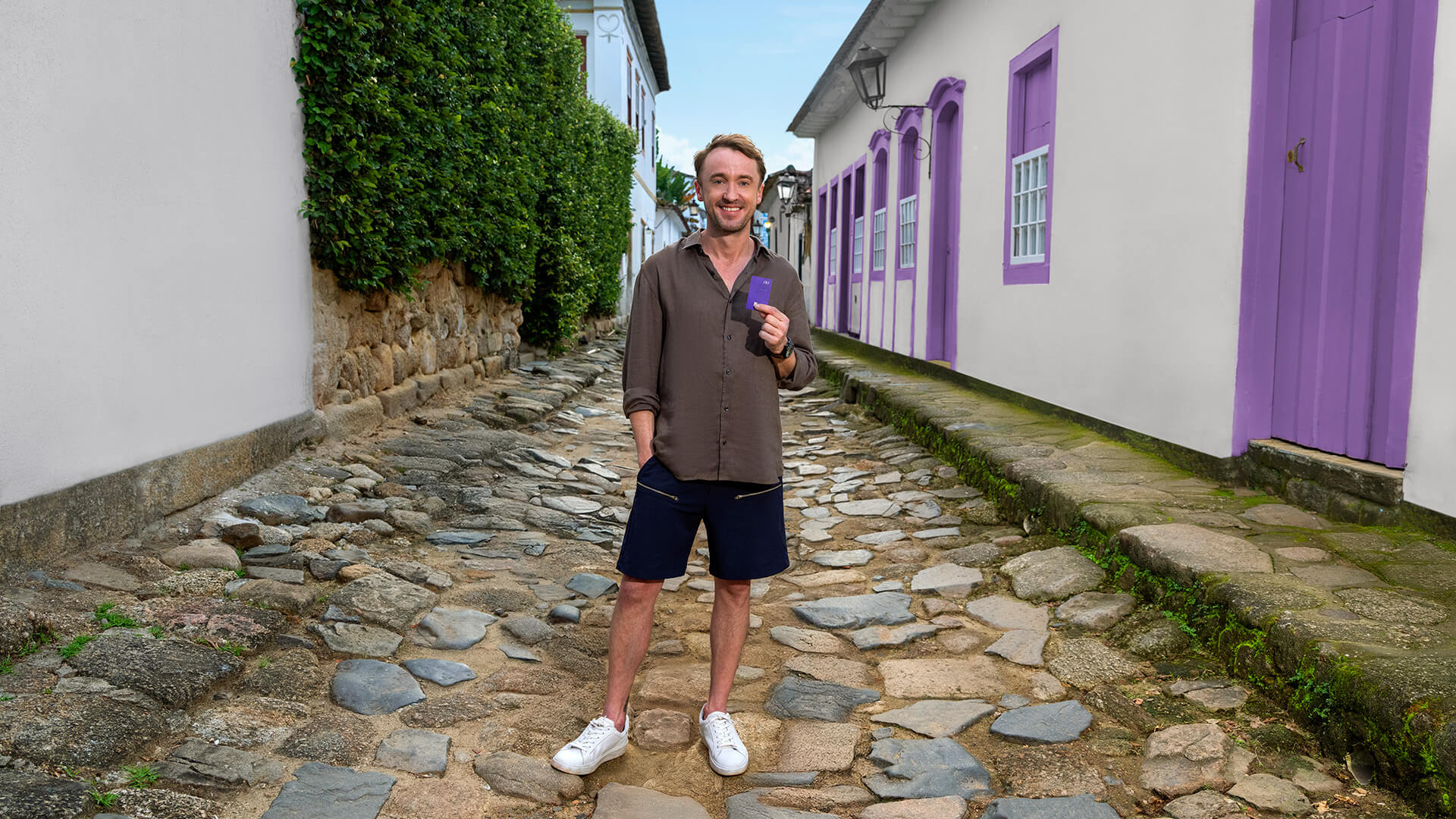 Nubank traz Tom Felton ao Brasil para nova campanha sobre experiências financeiras