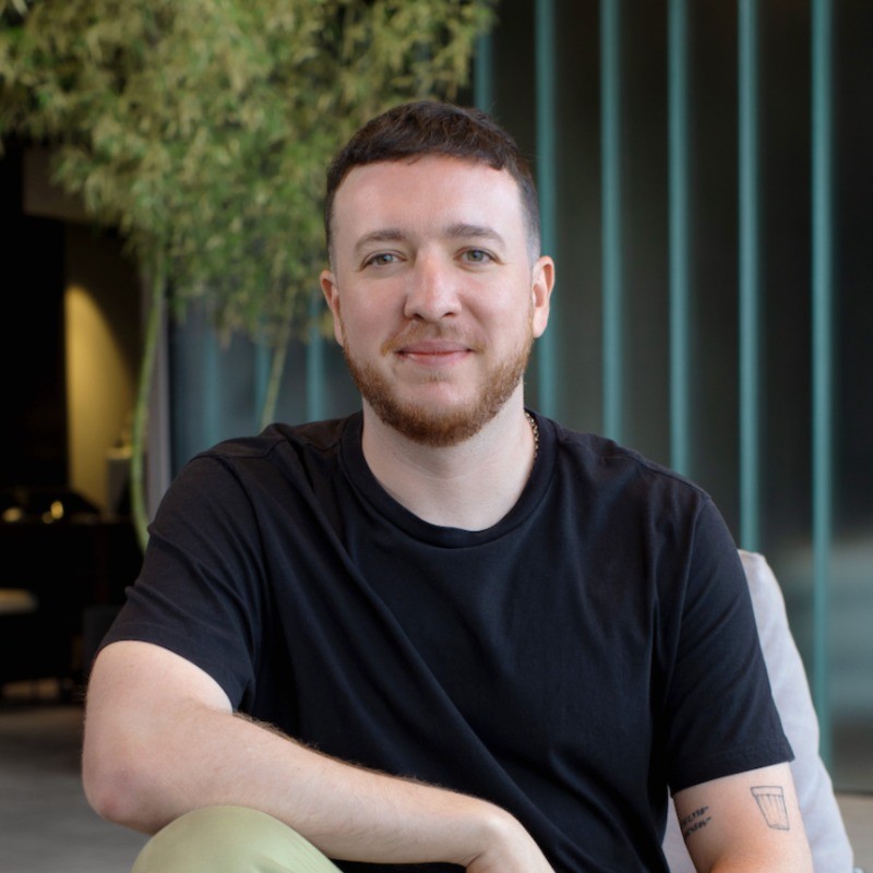  Clothing, t-shirt, face, Head, Person, Photography, Portrait, Adult, Male, Man, Crew Cut, Hair, happy, Smile, Body Part, Neck, Sitting, skin, tattoo, Sleeve